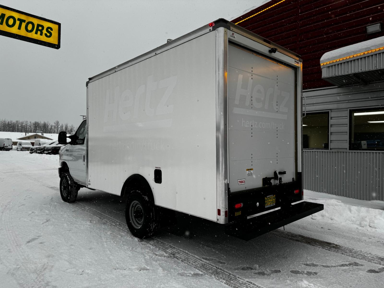 2022 WHITE /Gray FORD E-SERIES E-350 SD (1FDWE3FK8ND) with an 7.3L engine, Automatic transmission, located at 1960 Industrial Drive, Wasilla, 99654, (907) 274-2277, 61.573475, -149.400146 - Photo #2